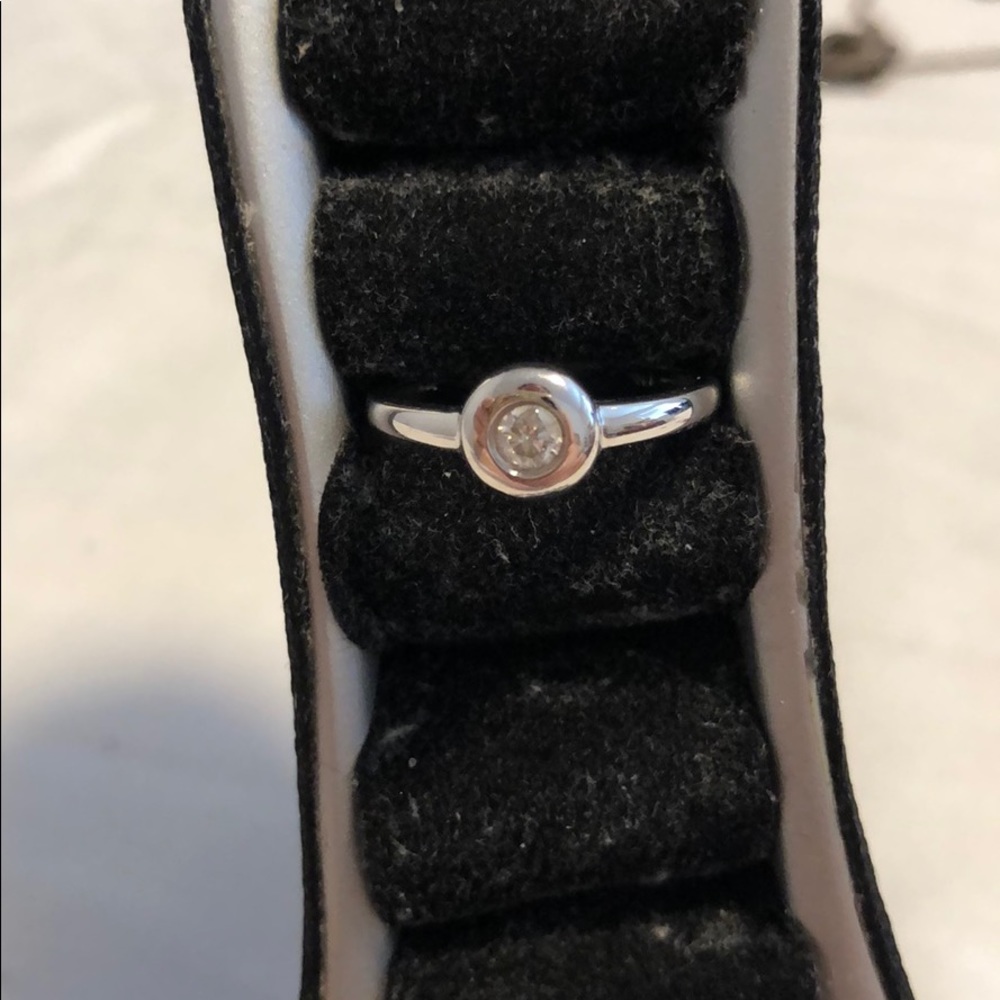 14k white gold Ring with very small diamond